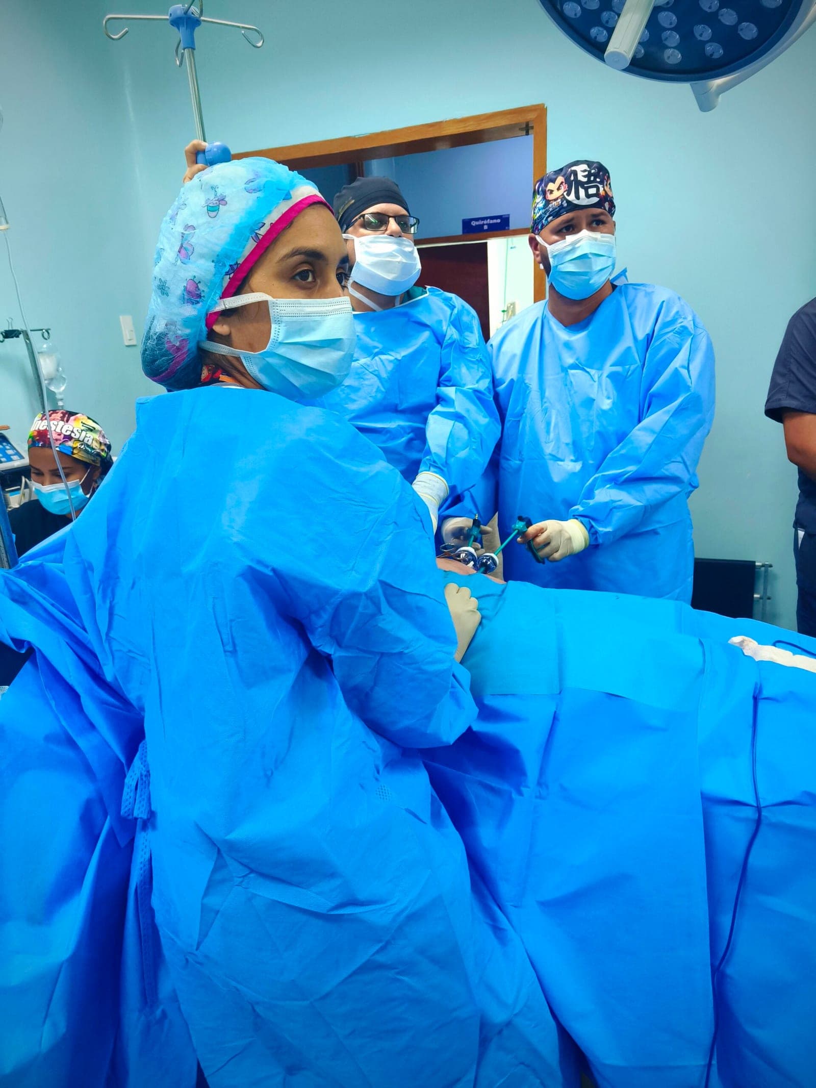 Doctor José Miguel González, cirujano general especialista en cirugía laparoscópica avanzada. Haciendo una cirugía de emergencia por vía laparoscópica